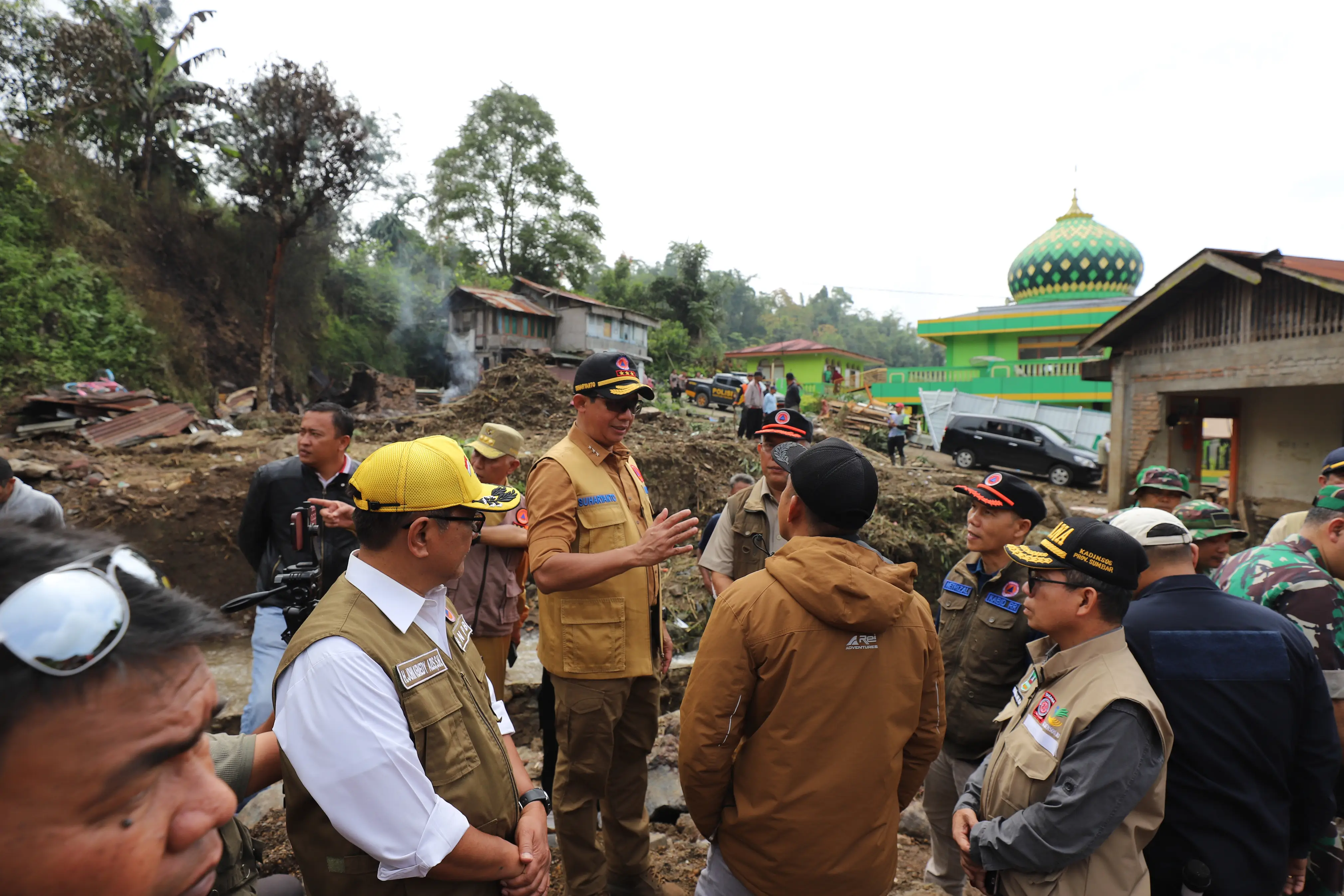 Kepala BNPB Letjen TNI Suharyanto (kemeja dan rompi cokelat) beserta rombongan saat meninjau lokasi terdampak banjir lahar hujan dan tanah longsor di Pandai Sikek, Kabupaten Tanah Datar, Sumatra Barat, pada Selasa (14/5).